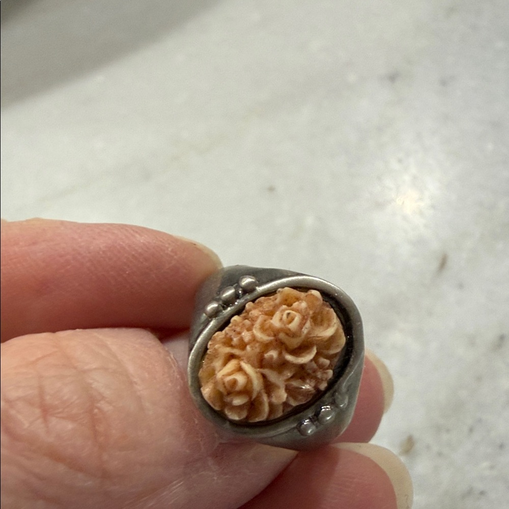 Elegant Silver and Cream Floral Ring